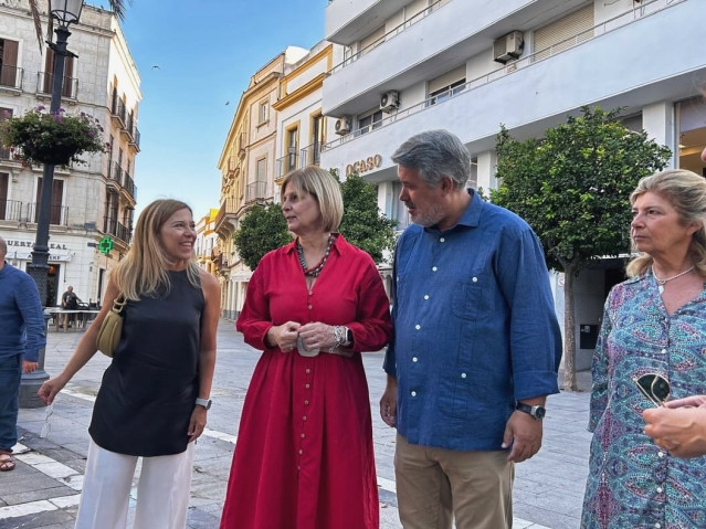 La vicesecretaria nacional de Igualdad, Conciliación y Políticas Sociales del PP, Ana Alós, junto a la alcaldesa de Jerez, María José García-Pelayo.