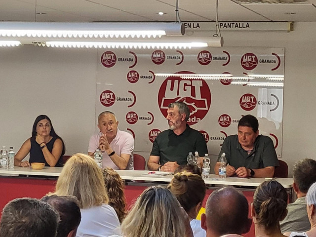 El secretario general de UGT, Pepe Álvarez, segundo por la derecha en una asamblea con delegados del sindicato