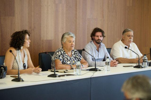 La presidenta de la asociación, Pilar Vera (2i), durante una rueda de prensa con motivo del 16º aniversario del vuelo JK5022, en la Terminal 2, Aeropuerto de Barajas, a 20 de agosto de 2024, en Madrid (España).