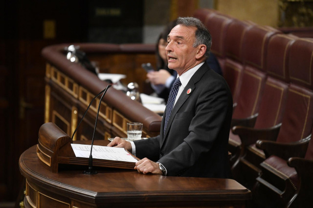 Archivo - El portavoz parlamentario de IU y diputado de Sumar, Enrique Santiago, interviene durante una sesión plenaria en el Congreso de los Diputados