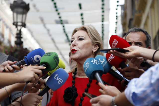 La consejera de Economía, Hacienda y Fondos Europeos y portavoz del Gobierno andaluz, Carolina España, atiende a los medios de comunicación en Málaga.