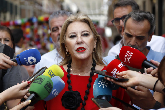 La consejera de Economía, Hacienda y Fondos Europeos y portavoz de la Junta de Andalucía, Carolina España, atiende a los medios en la Feria de Málaga