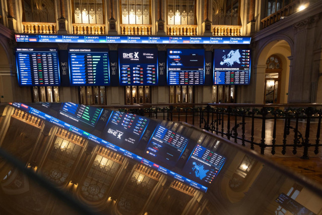 Archivo - Varios paneles del Ibex 35 en el Palacio de la Bolsa, a 3 de enero de 2024, en Madrid (España).