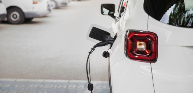 Cuatro de cada diez hogares que tienen un vehículo electrificado superan los 3.000 euros.