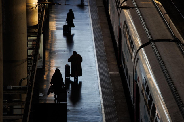 Archivo - Varios pasajeros en la estación de Atocha, a 22 de diciembre de 2023, en Madrid (España).