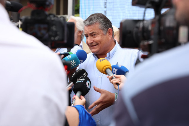 El consejero de la Presidencia, Interior, Diálogo Social y Simplificación Administrativa, Antonio Sanz, atiende a los medios en Jerez de la Frontera (Cádiz).