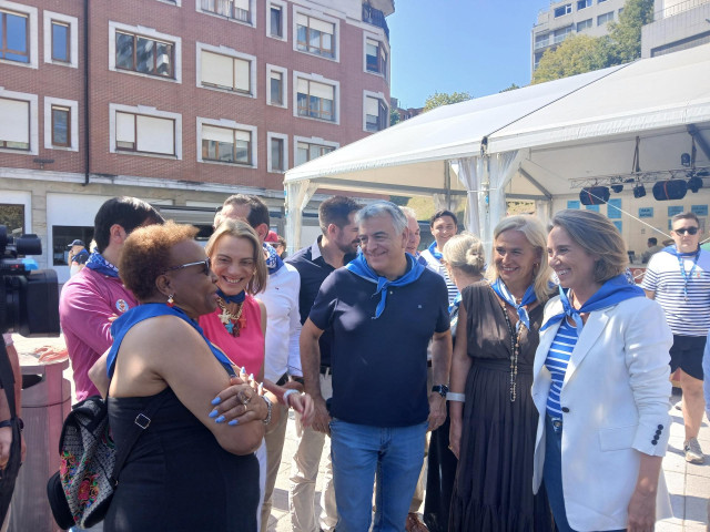 La secretaria general del PP, Cuca Gamarra, junto a representantes del PP vasco en las fiestas de Bilbao.