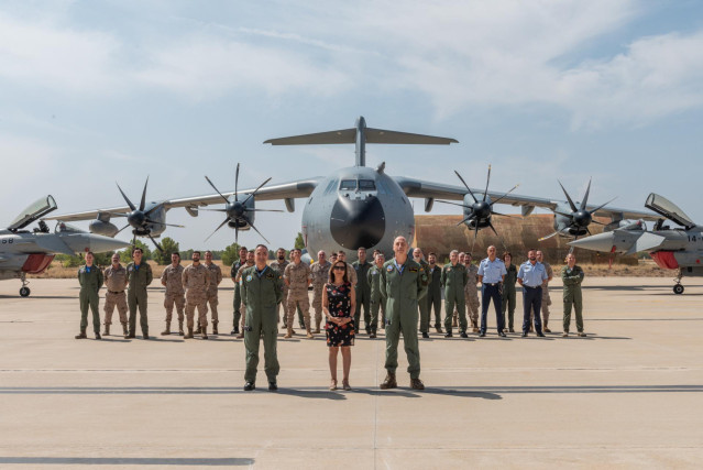 La ministra de Defensa, Margarita Robles, visita la Base Aérea del Ala 14 en Albacete con motivo del ejercicio que ha realizado denominado ‘Pacific Skies’. Foto de Familia.
