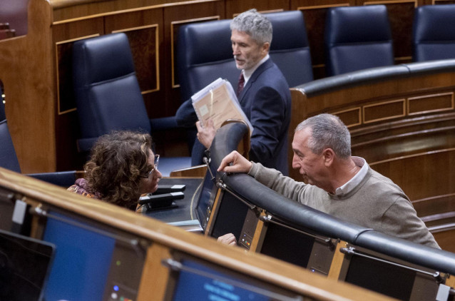 Archivo - María Jesús Montero (i), y Joan Baldoví (d), conversan durante una sesión plenaria en el Congreso