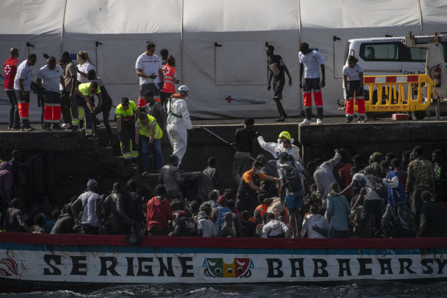 Migrantes desembarcan de un cayuco en El Hierro