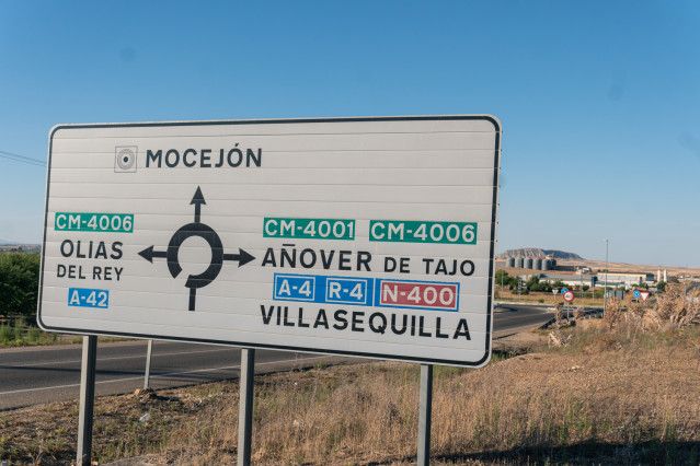 Una señal de tráfico indicando la dirección a Mocejón, en Toledo