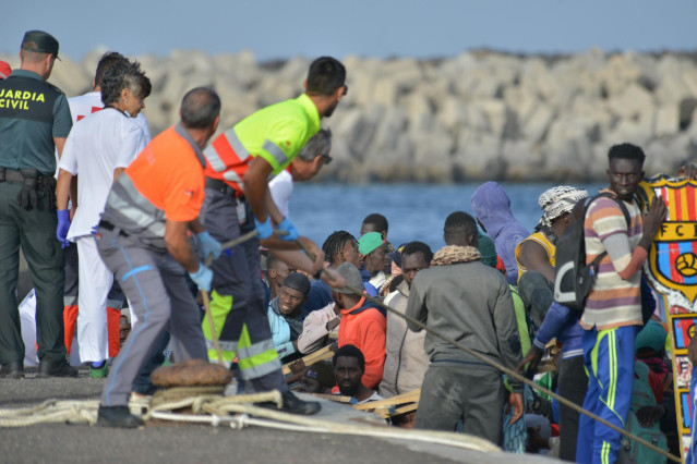 Archivo - Los servicios sanitarios reciben una patera en el muelle de La Restinga, en El Hierro