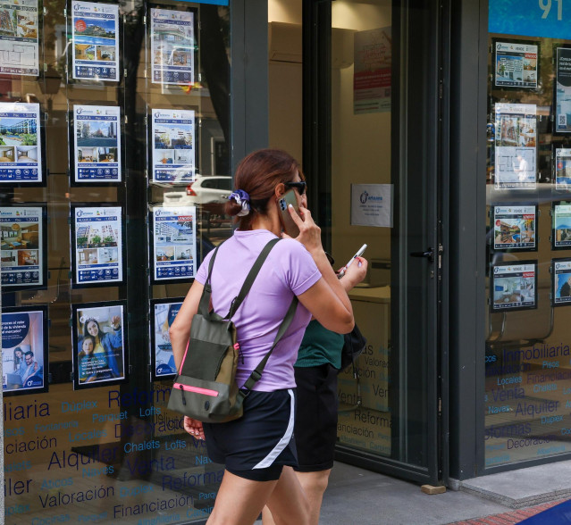 Archivo - Escaparate de una inmobiliaria.