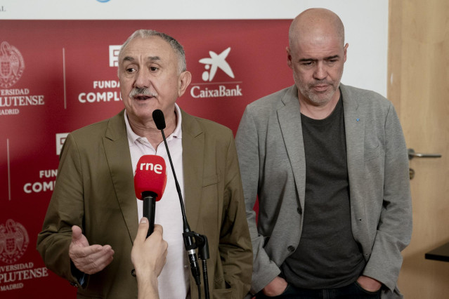 Archivo - El secretario general de UGT, Pepe Álvarez (i) y el secretario general de CCOO, Unai Sordo (d).