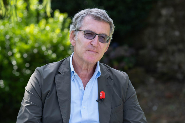El líder del PP, Alberto Núñez Feijóo, durante una entrevista concedida a Europa Press en Santiago de Compostela.