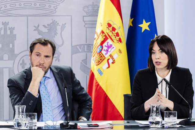 Archivo - El ministro de Transportes y Movilidad Sostenible, Óscar Puente, y la ministra de Ciencia, Innovación y Universidades, Diana Morant, durante una rueda de prensa posterior a la reunión del Consejo de Ministros, en una imagen de archivo