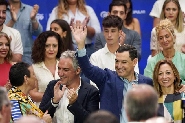Archivo - El líder del PP-A y presidente de la Junta, Juanma Moreno (2d); el vicesecretario del PP Elías Bendodo (2i), y la presidenta del PP provincial de Málaga, Patricia Navarro (1d), durante el acto de inicio del curso político del PP-A en 2023. (Foto