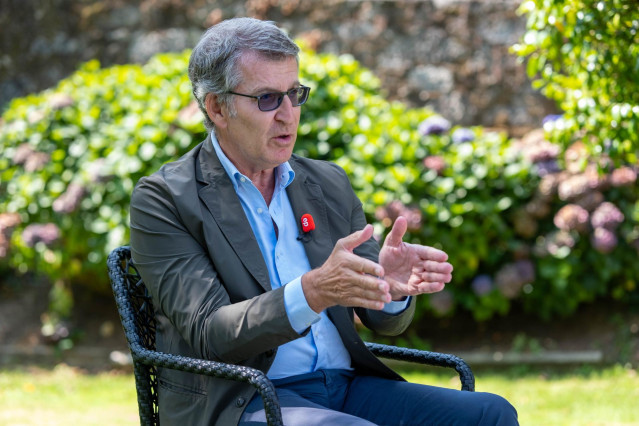 El líder del PP, Alberto Núñez Feijóo, durante una entrevista concedida a Europa Press en Santiago, a la que acude con gafas oscuras tras su operación de desprendimiento de retina este verano.