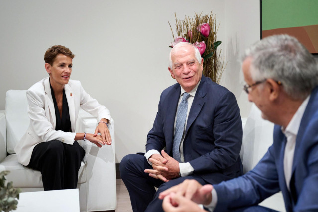 María Chivite, Josep Borrell y Félix Taberna en el despacho de la presidenta.