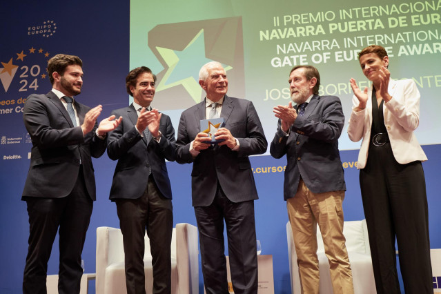 El Alto representante de la Unión Europea para Asuntos Exteriores y Política de Seguridad y vicepresidente de la Comisión Europea, Josep Borrell (c), posa con el II Premio Internacional Navarra Puerta de Europa, en el Colegio Oficial de Médicos de Navarra