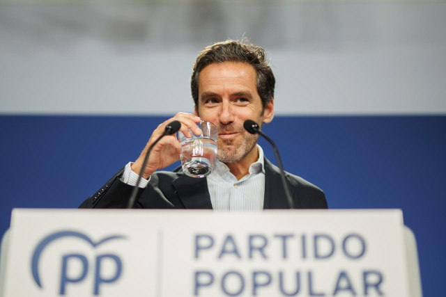 El portavoz del PP, Borja Sémper, bebe agua durante una rueda de prensa posterior a la reunión del Comité de Dirección del PP, en la sede de la calle Génova, a 26 de agosto de 2024, en Madrid (España). El encuentro del Partido Popular se ha producido un d