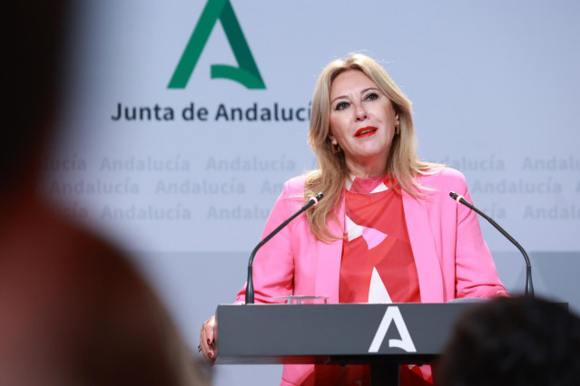 La consejera de Economía, Hacienda y Fondos Europeos y portavoz del Gobierno, Carolina España, comparece en la rueda de prensa posterior al Consejo de Gobierno de Andalucía. A 26 de agosto de 2024, en Sevilla (Andalucía, España). El Consejo de Gobierno de