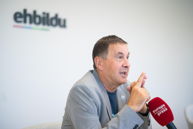 El coordinador general de EH Bildu, Arnaldo Otegi, durante una entrevista para Europa Press en la sede del partido, en Bilbao, Bizkaia