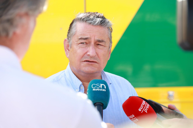 El consejero de la Presidencia, Interior, Diálogo Social y Simplificación Administrativa, Antonio Sanz, atiende a los medios en Alcalá de los Gazules