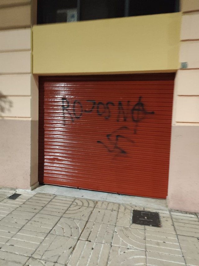 Pintadas en la puerta de la sede del PSOE de Badajoz