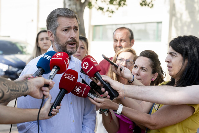 El consejero de Presidencia, Justicia y Administración Local de la Comunidad de Madrid, Miguel Ángel García Martín, atiende a los medios de comunicación. Archivo.