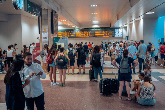 Decenas de personas afectadas por los retrasos en varios trenes, en la estación de tren de Chamartín, a 20 de agosto de 2024, en Madrid (España).