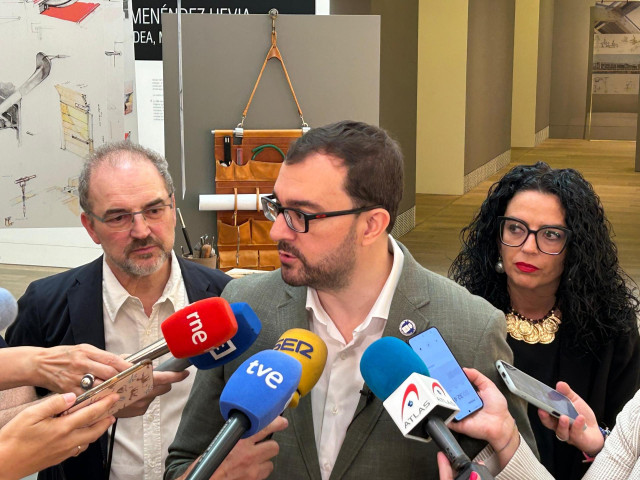 El presidente Adrián Barbón atiende a los medios.