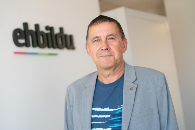 El coordinador general de EH Bildu, Arnaldo Otegi, posa para Europa Press en la sede del partido, en Bilbao, Bizkaia