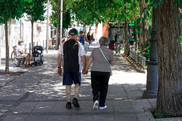 Archivo - Una pareja de jubilados paseando por la calle