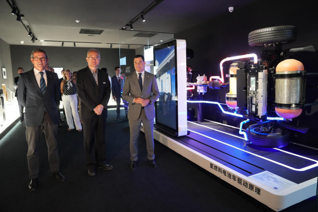 El presidente de la Junta de Andalucía, Juanma Moreno, ha visitado el parque tecnológico de energías renocables Daxing Zona Internacional y ha mantenido una reunión con la Asociación China de Fabricantes de Automóviles.