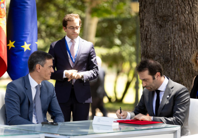 Archivo - El presidente de Gobierno, Pedro Sánchez (i), y el ministro de Economía, Comercio y Empresa, Carlos Cuerpo (d).