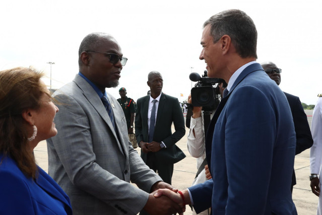El presidente de Gambia, Adama Barrow (c), recibe al presidente del Gobierno de España, Pedro Sánchez (d), a su llegada a un encuentro en Gambia, a 28 de agosto de 2024,