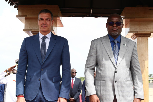 El presidente del Gobierno de España, Pedro Sánchez (i) y el presidente de Gambia, Adama Barrow (d), durante su visita a Gambia, a 28 de agosto de 2024, en Gambia (África).