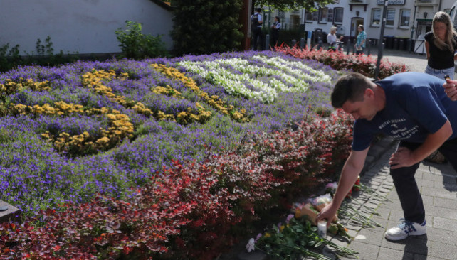 EuropaPress 6170714 solingen aug 24 2024    man puts down candle to mourn for victims of knife