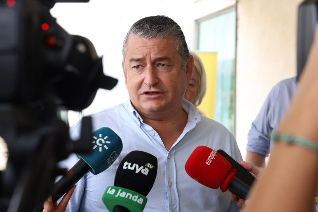 El consejero andaluz de la Presidencia, Interior, Diálogo Social y Simplificación Administrativa, Antonio Sanz, atiende a los medios en Conil de la Frontera (Cádiz).