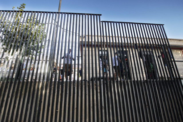 Varios migrantes a su salida del Centro de Estancia Temporal de Inmigrantes (CETI), a 6 de agosto de 2024, en Ceuta (España).