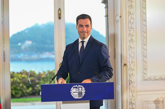 El Lehendakari, Imanol Pradales, durante la rueda de prensa tras el Consejo del Gobierno Vasco para iniciar su año político, en el Palacio de Miramar, a 29 de agosto de 2024, en San Sebastián, Gipuzkoa