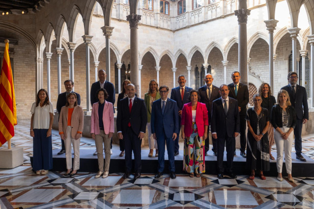 El presidente de la Generalitat, Salvador Illa (c), posa junto al nuevo Govern tras el primer Consell Executiu del Govern, en el Palau de la Generalitat, a 13 de agosto de 2024
