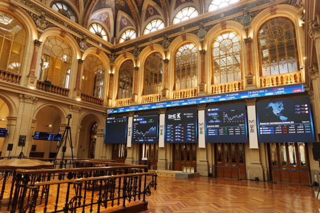 Archivo - Paneles del Ibex 35 en el Palacio de la Bolsa de Madrid