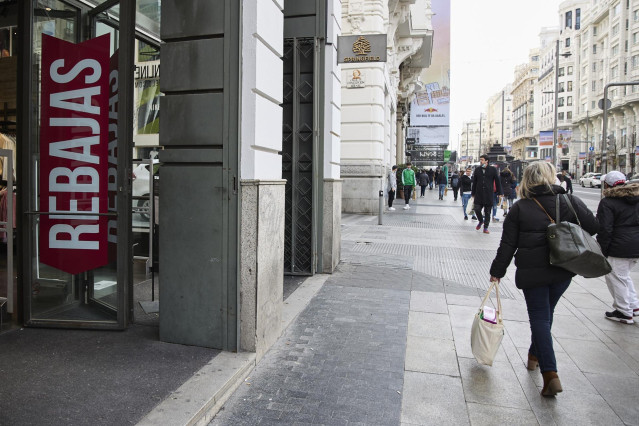 Archivo - Un cartel de rebajas en una calle comercial del centro de Madrid