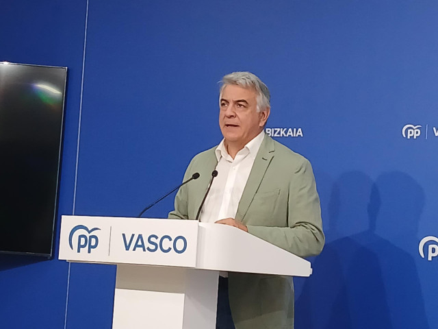 El presidente del PP vasco, Javier de Andrés, en una rueda de prensa en Bilbao.