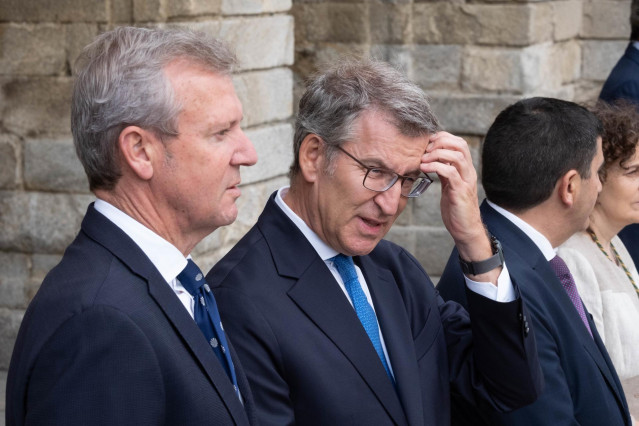 Archivo - (I-D) El presidente de la Xunta de Galicia y del PP de Galicia, Alfonso Rueda; el presidente del Partido Popular, Alberto Núñez Feijóo, en Santiago de Compostela, A Coruña, Galicia (España).