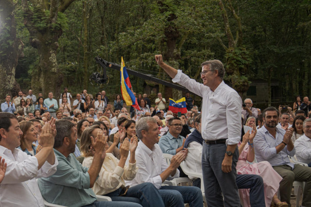 El presidente del PP, Alberto Núñez Feijóo (c), durante la inauguración del nuevo curso político del Partido Popular, en Carballeira de San Xusto, a 31 de agosto de 2024, en Cerdedo-Cotobade, Pontevedra, Galicia (España). Feijóo elige, por tercer año cons