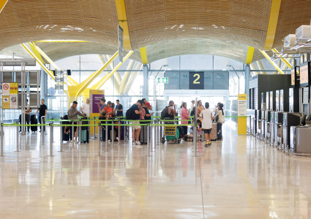 Archivo - Un grupo de personas esperan al acceso del control de la Terminal T4 del Aeropuerto Adolfo Suárez-Madrid Barajas con motivo de la operación salida de inicios de agosto, a 28 de julio de 2023, en Madrid (España).