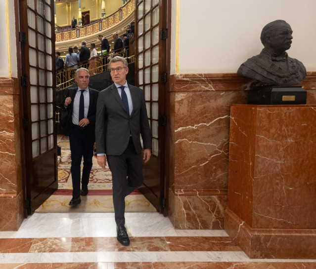 Archivo - El vicesecretario de Coordinación Autonómica y Local del PP, Elías Bendodo (i), y el presidente del Partido Popular, Alberto Núñez Feijóo (d), durante una sesión plenaria, en el Congreso de los Diputados, a 27 de junio de 2024. (Foto de archivo)
